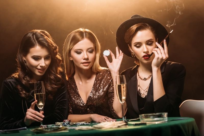 Filipino player accessing phtaya16 Live Casino on a mobile phone in the Philippines